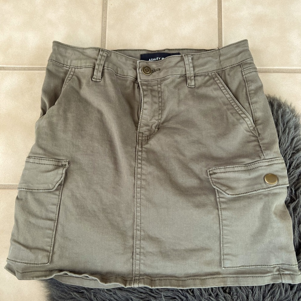 Cargo mini skirt in olive green